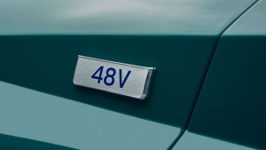 Kevythybridimallit tunnistaa 48 V -tunnuksesta mallimerkinnän yhteydessä ja auton etulokasuojassa.
